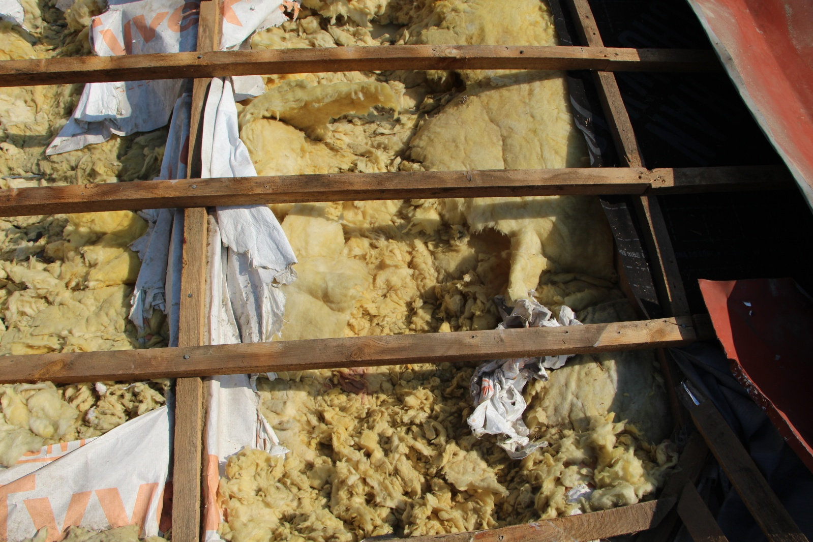 ełna mineralna-uszkodzona przez kunę dach 1